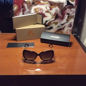 NWT Authentic Womens Burberry Square Sunglasses
